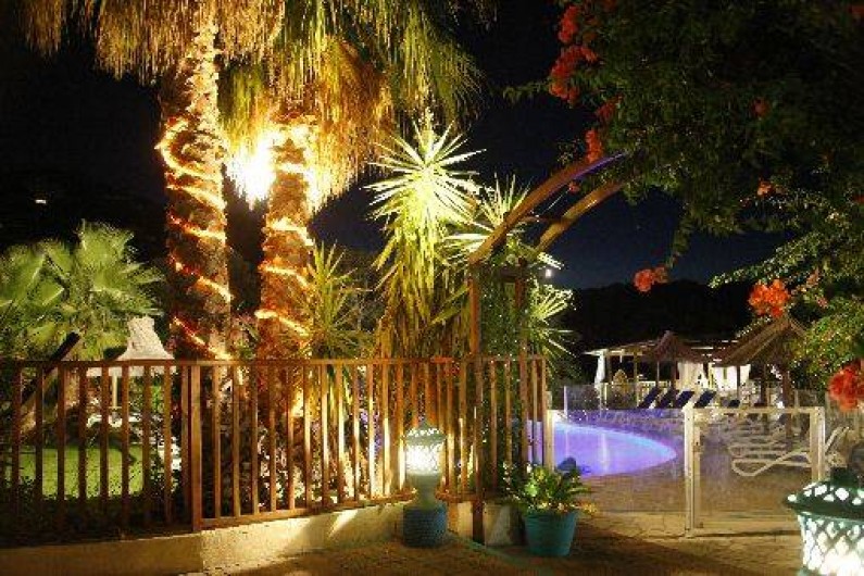 Location de vacances - Bungalow - Mobilhome à Sainte-Lucie de Porto-Vecchio - entree piscine restaurant bar