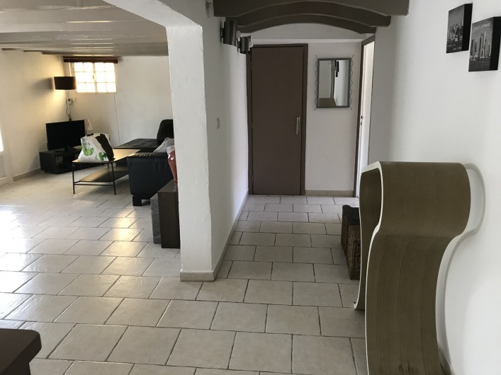 Location de vacances - Appartement à Antibes - une vue entre le salon et l'accès aux chambres