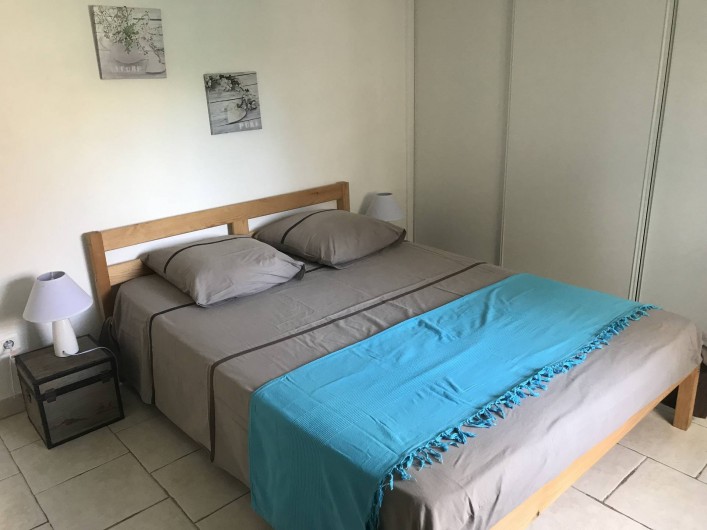 Location de vacances - Appartement à Antibes - la chambre 1 avec son grand lit de 140 et son grand placard