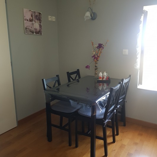 Location de vacances - Gîte à Angoumé - La suite familiale studio "bruyères" Table dans la même pièce que le BZ -