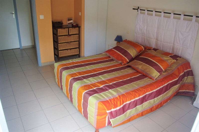 Location de vacances - Gîte à Angoumé - RDC : Chambre 12.00m² : 2 lits individuels en 90 ou  1 lit King Size en 180