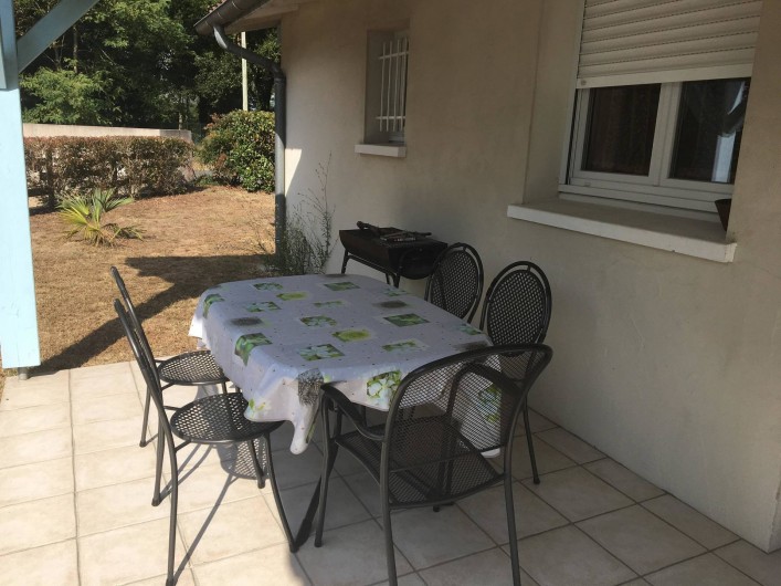 Location de vacances - Gîte à Angoumé - Un espace privatif et une terrasse couverte/Salon de jardin, barbecue