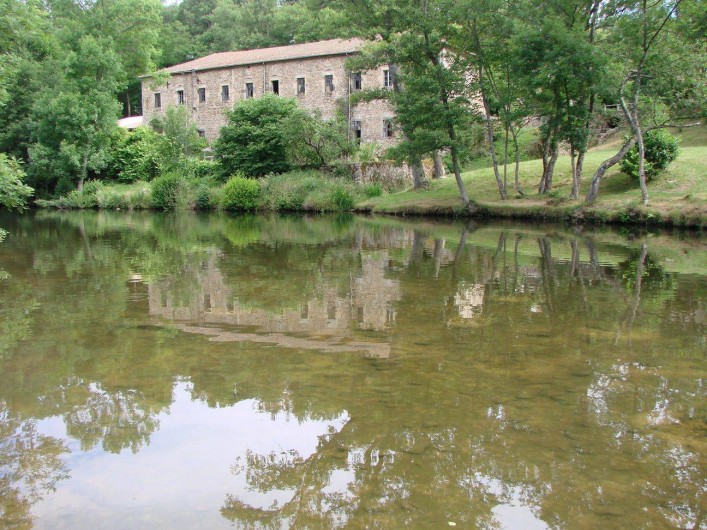 Location de vacances - Gîte à Vernoux-en-Vivarais - Le moulinage, la rivière et les berges privés