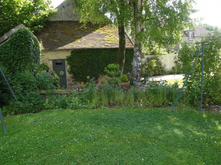Location de vacances - Chambre d'hôtes à Saint-Loup-de-Naud - Petit cabanon recouvert de lierre