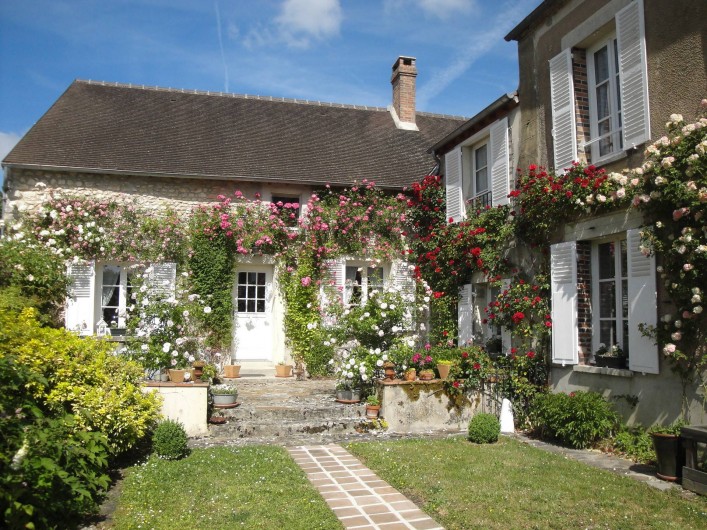 Location de vacances - Chambre d'hôtes à Saint-Loup-de-Naud - Façade de la maison