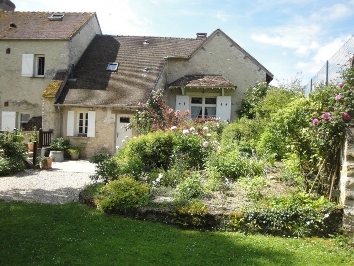 Location de vacances - Chambre d'hôtes à Saint-Loup-de-Naud - Massif à l'arrière de la maison