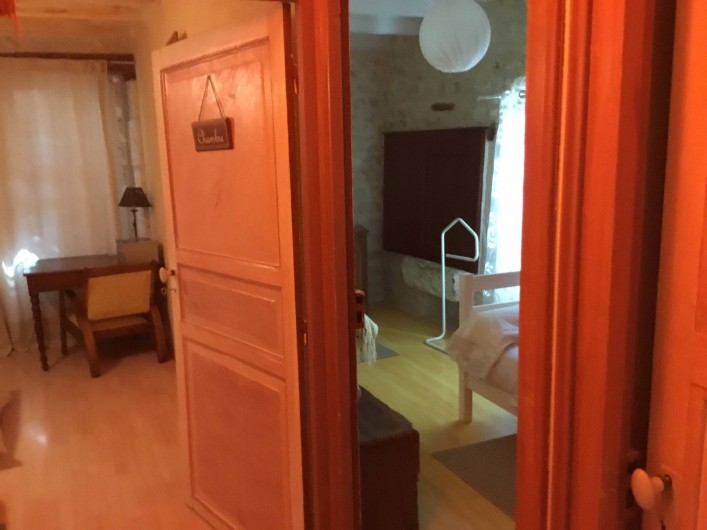 Location de vacances - Gîte à Lendou-en-Quercy - entrée des 2 ch à l'étage avec 1 toilette  et salle d'eau.