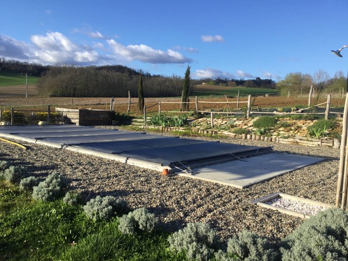 Location de vacances - Gîte à Lendou-en-Quercy - Une bâche renforcée par des barres  qui assure la sécurité .