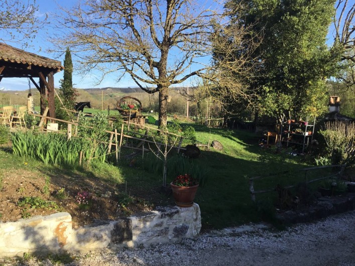 Location de vacances - Gîte à Lendou-en-Quercy - coté prairie