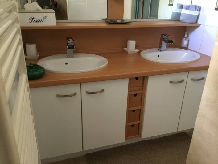 Location de vacances - Gîte à Lendou-en-Quercy - Salle d'eau à l'étage avec douche à l'italienne.