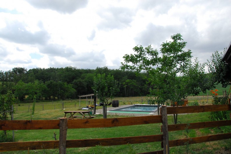 Location de vacances - Gîte à Lendou-en-Quercy - piscine au sel avec une bâche à barre pour la sécurité coté bois