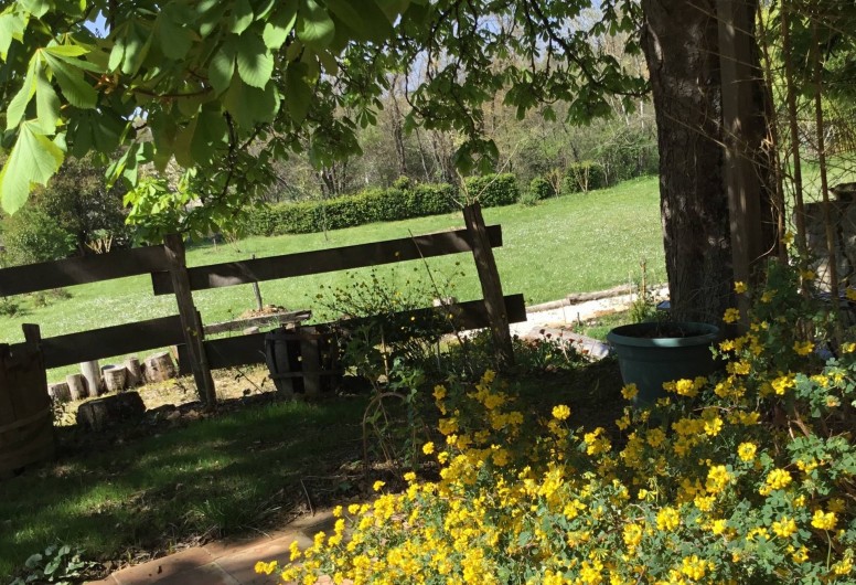 Location de vacances - Gîte à Lendou-en-Quercy - Vue de la terrasse au rdc