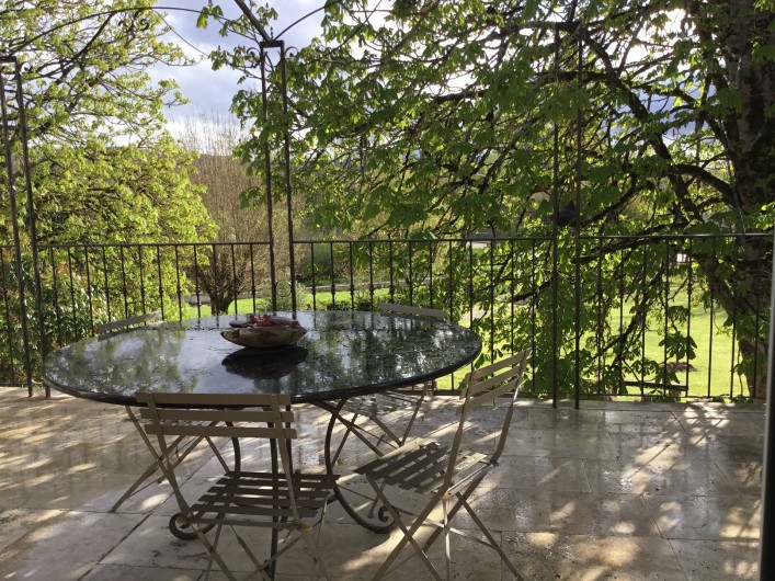 Location de vacances - Gîte à Lendou-en-Quercy - terrasse de 20m2 à l'étage au sud ouest