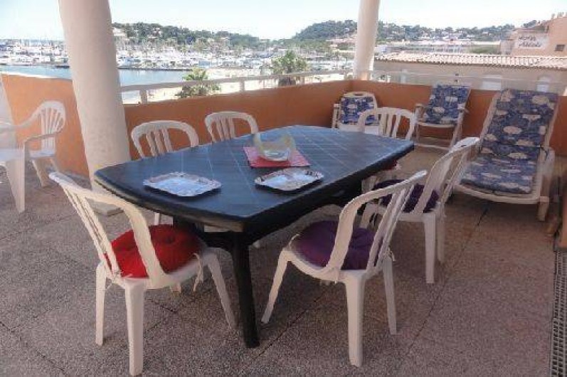 Location de vacances - Appartement à Cavalaire-sur-Mer - Terrasse vers le sud/ le port