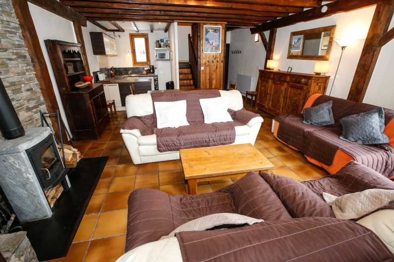 Location de vacances - Appartement à Le Monêtier-les-Bains - Pièce de vie avec la salle à manger et le coin cuisine
