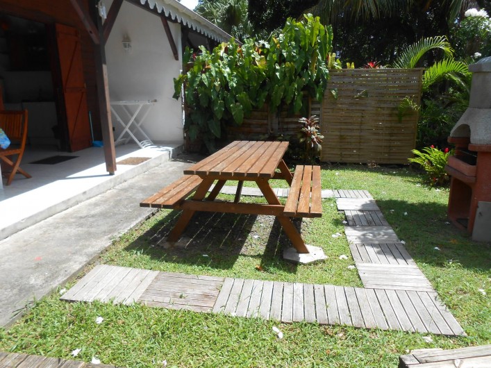 Location de vacances - Chalet à Deshaies - jardin privatif avec table de pic nique bungalow n°2