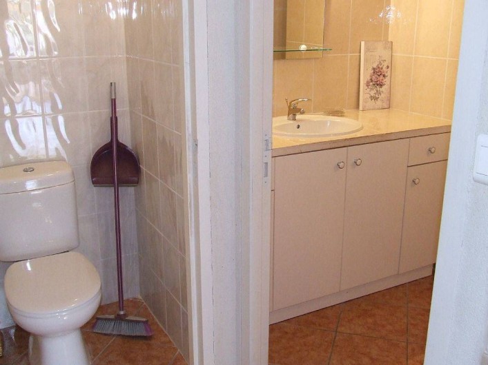 Location de vacances - Appartement à La Cadière-d'Azur - salle de bain ou on a la place de poser ses trousses de toilette