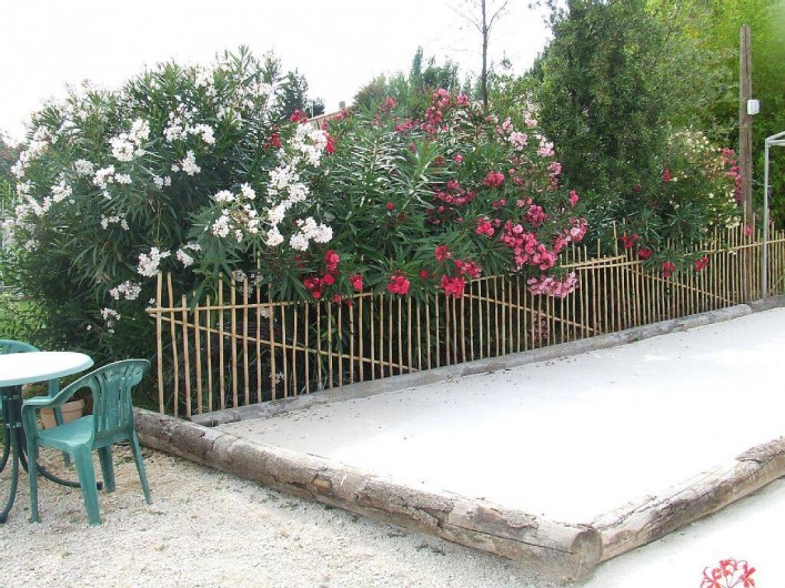 Location de vacances - Appartement à La Cadière-d'Azur - le jeu de boule fleurie