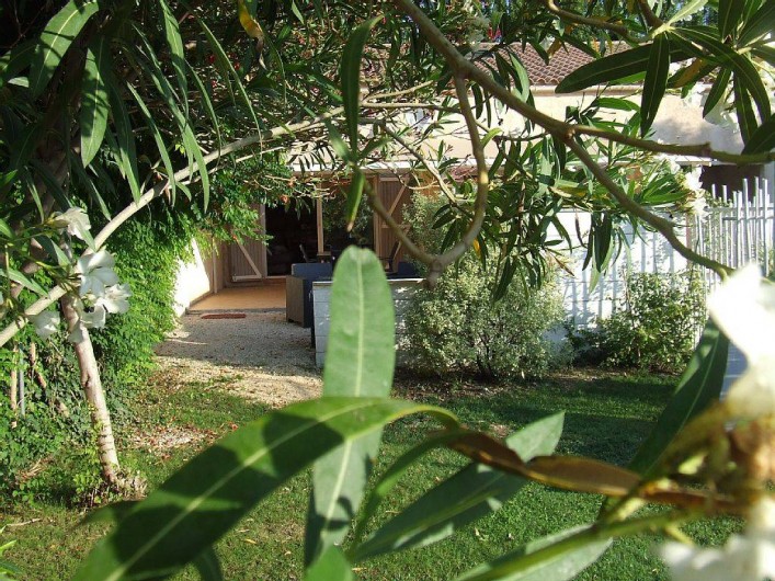 Location de vacances - Appartement à La Cadière-d'Azur - le jardin ensoleille et fleurie