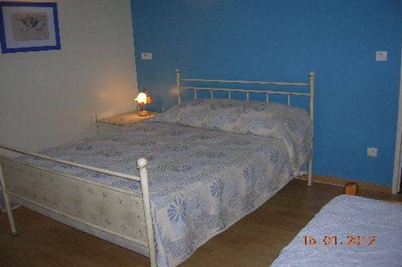 Location de vacances - Gîte à Thénac - Chambre 3 à l'étage, 1 lit de 140 plus 1 lit de 90.