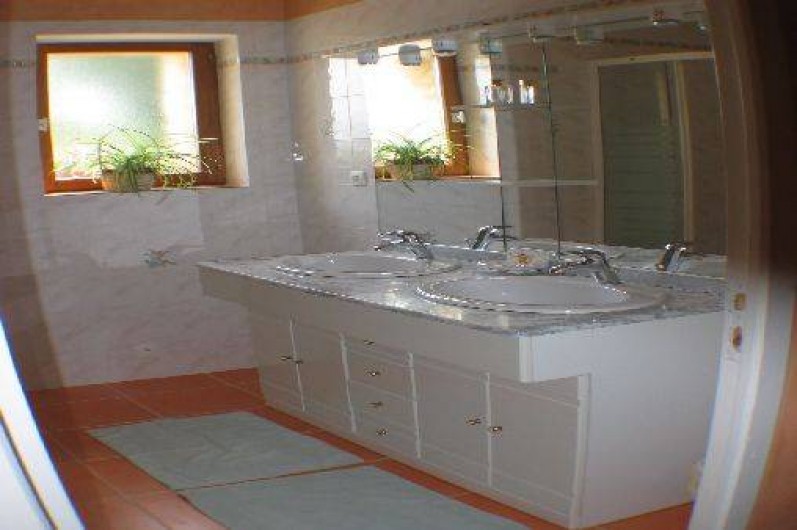 Location de vacances - Gîte à Thénac - Salle de bain du RDC avec douche d'angle.