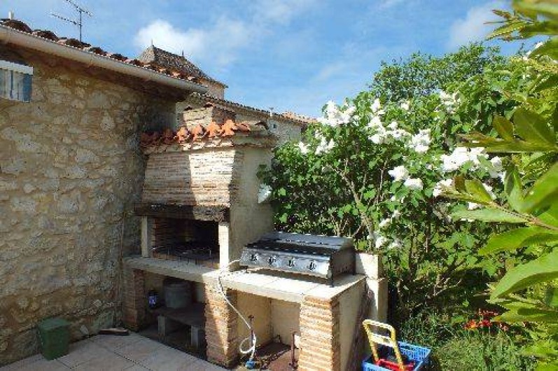 Location de vacances - Gîte à Thénac - Barbecue & plancha sur la terrasse, à votre service.