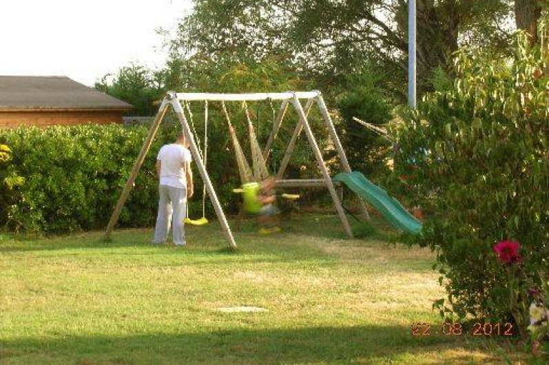Location de vacances - Gîte à Thénac - Jeux d'enfants à l'exterieur, maisonnettes, balançoire, trampoline,