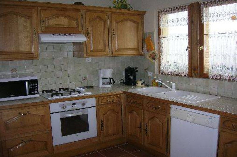 Location de vacances - Gîte à Thénac - Cuisine bien équipée, 20 couverts, tout le necéssaire pour cuisiner.