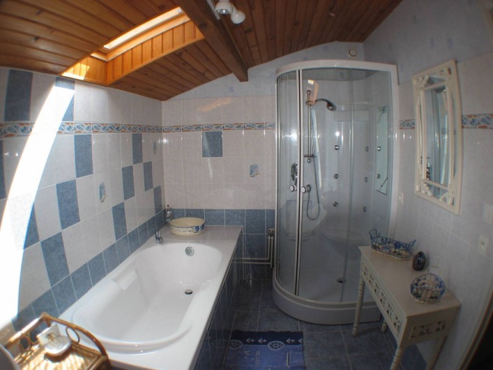Location de vacances - Gîte à Thénac - Salle de bain de l'étage avec lavabo, baignoire, douche d'angle.