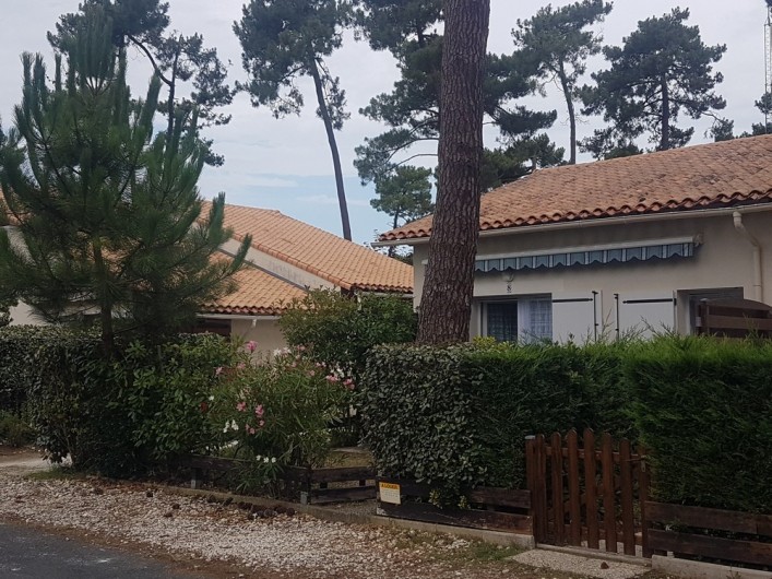 Location de vacances - Maison - Villa à Ronce les Bains - La maison vue de l'allée des Genêts
