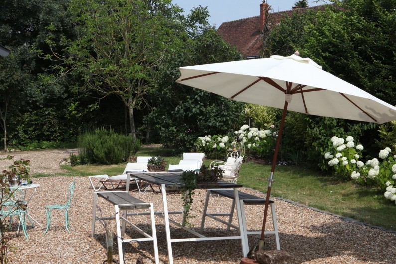 Location de vacances - Villa à Berthenay - terrasse table et bancs plein Sud