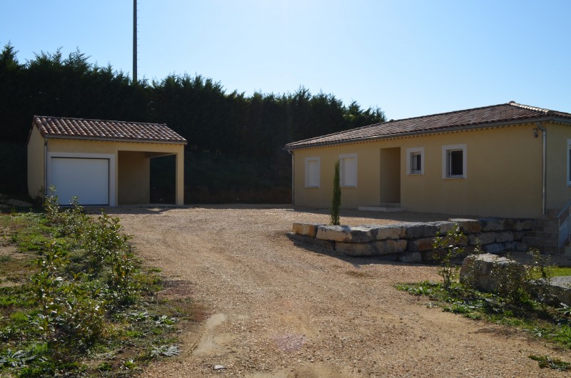Location de vacances - Villa à Saint-Sauveur-de-Cruzières - Entrée et garage