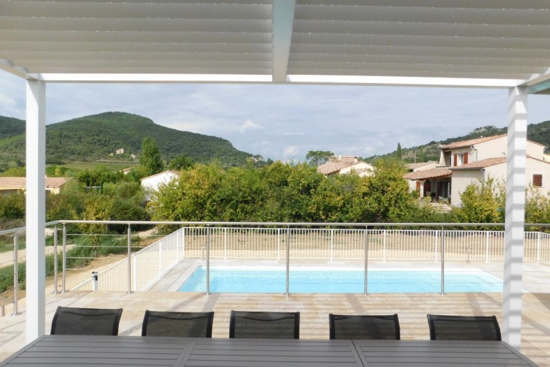 Location de vacances - Villa à Saint-Sauveur-de-Cruzières - Terrasse couverte d une pergola donnant sur la piscine