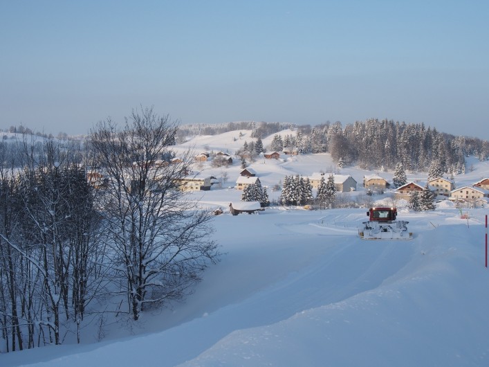 Location de vacances - Chalet à La Pesse - Vue hivernale sur le village Damage Piste de ski de fond