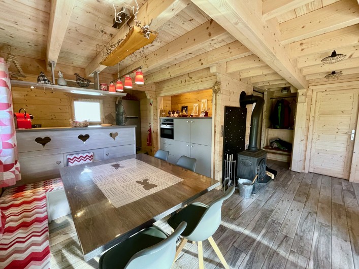 Location de vacances - Chalet à La Pesse - Coin repas vue du salon