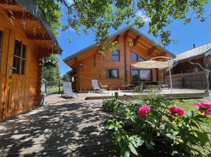 Location de vacances - Chalet à La Pesse - Terrasse en été