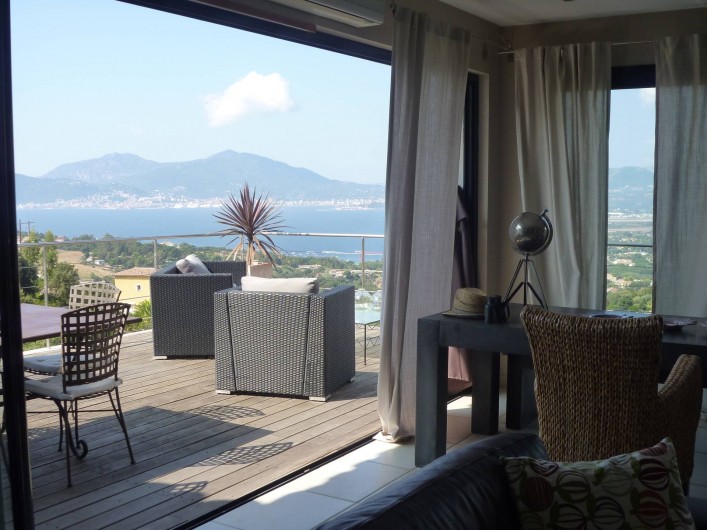 Location de vacances - Villa à Porticcio - Salon avec vue du golfe