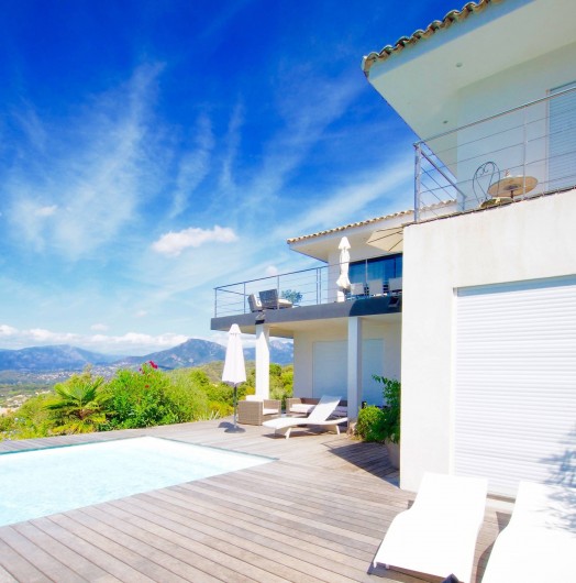 Location de vacances - Villa à Porticcio - Terrasses Salon et cuisine vues du deck piscine