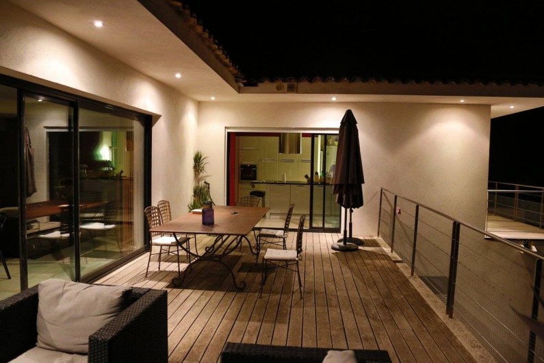 Location de vacances - Villa à Porticcio - Salon et Cuisine vus de la terrasse la nuit