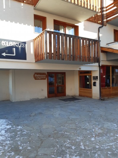 Location de vacances - Appartement à Les Orres - acces a l'appartement sans escalier niveau 0 directement sur la place.