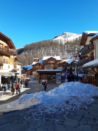 Location de vacances - Appartement à Les Orres - place centre station 1800 tous commerces et restaurants .