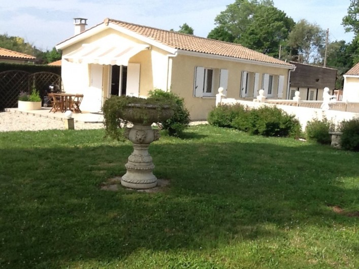 Location de vacances - Villa à Saint-Vivien-de-Médoc - La maison avec sa terrasse et son auvent