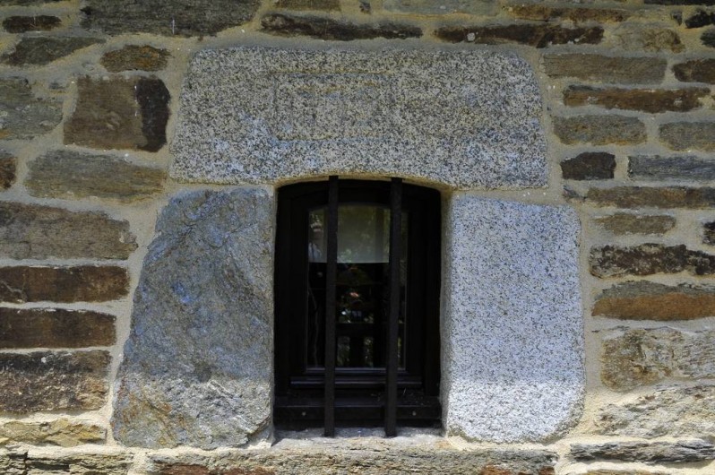 Location de vacances - Gîte à Clohars-Carnoët - De petites fenêtres mais à l'intérieur un grand puits de lumière