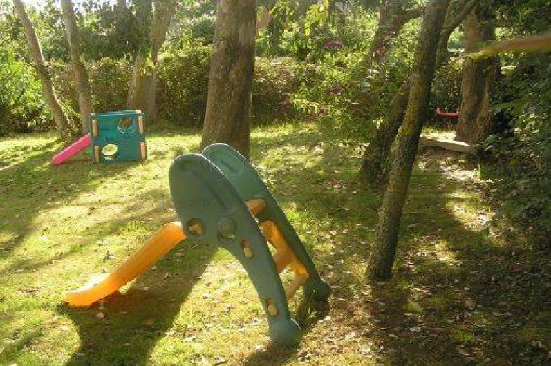 Location de vacances - Villa à Cancale - Des jeux variés pour les petits dans le jardin.