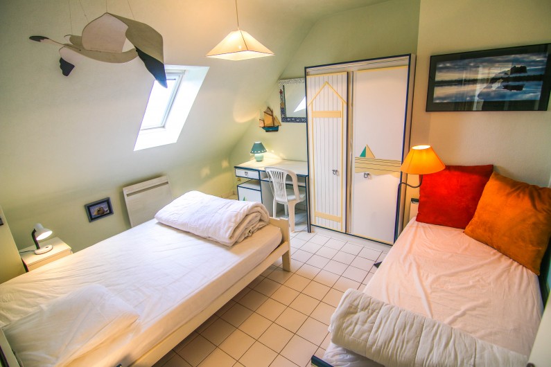 Location de vacances - Villa à Cancale - Chambre 2 avec petite vue sur mer.