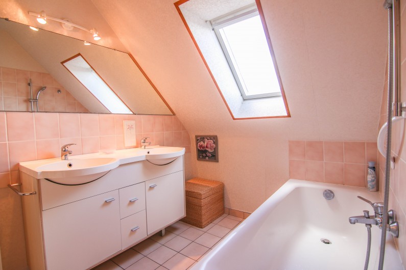 Location de vacances - Villa à Cancale - Une salle de bain spacieuse au 1er étage.