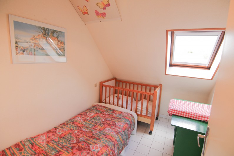 Location de vacances - Villa à Cancale - La chambre de bébé attenante à la chambre parentale.