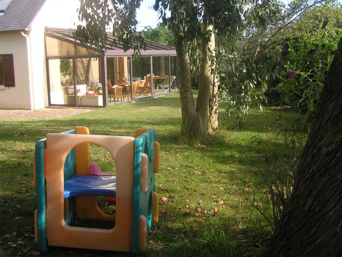 Location de vacances - Villa à Cancale - La véranda vue des eucalyptus.