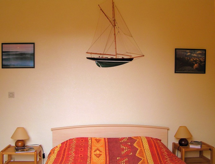 Location de vacances - Villa à Cancale - La chambre au RdC près de la salle d'eau + WC.