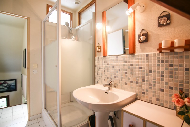 Location de vacances - Villa à Cancale - La salle d'eau avec douche au 1er étage.